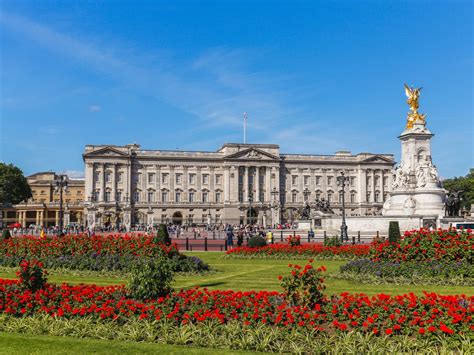 15 MOST Magnificent Royal Palaces